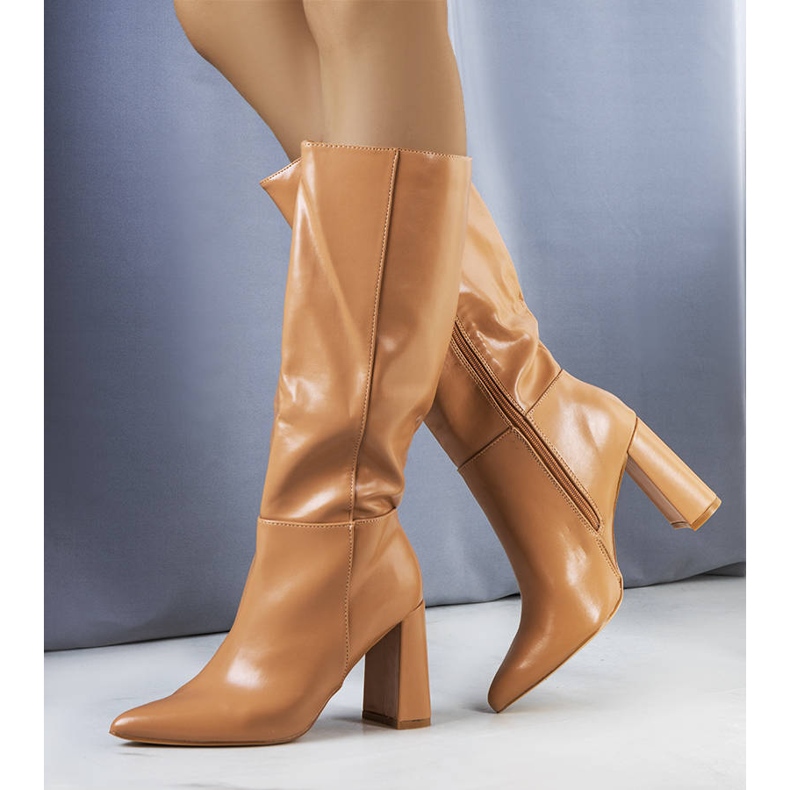 Cizme bej pe postul Adair 1