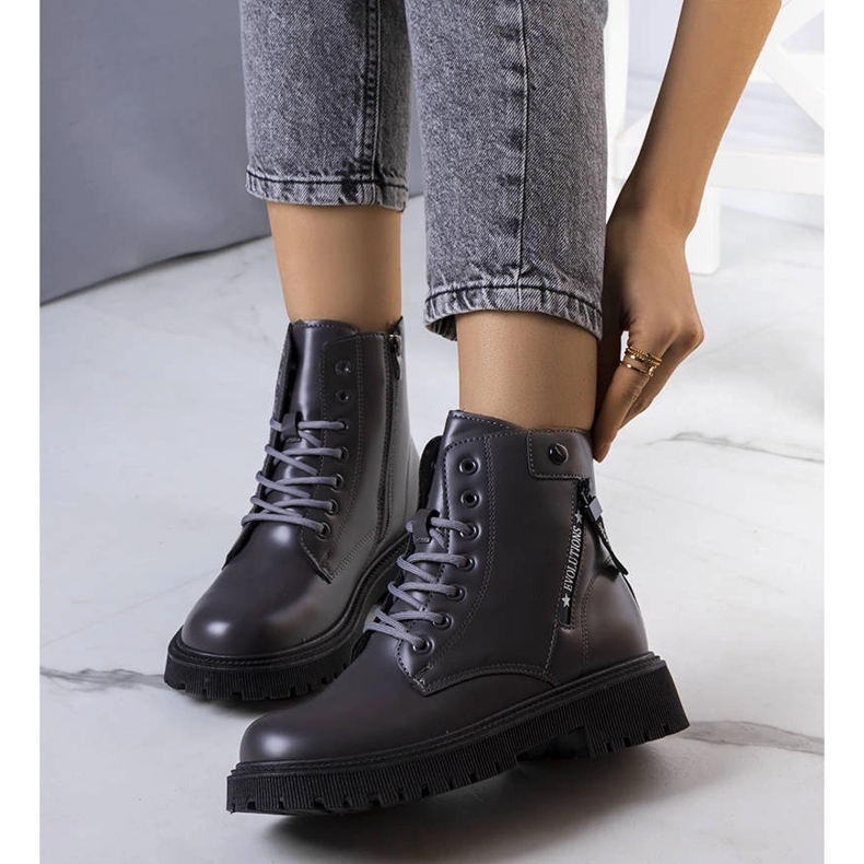 Cizme izolate gri de la Anja 1