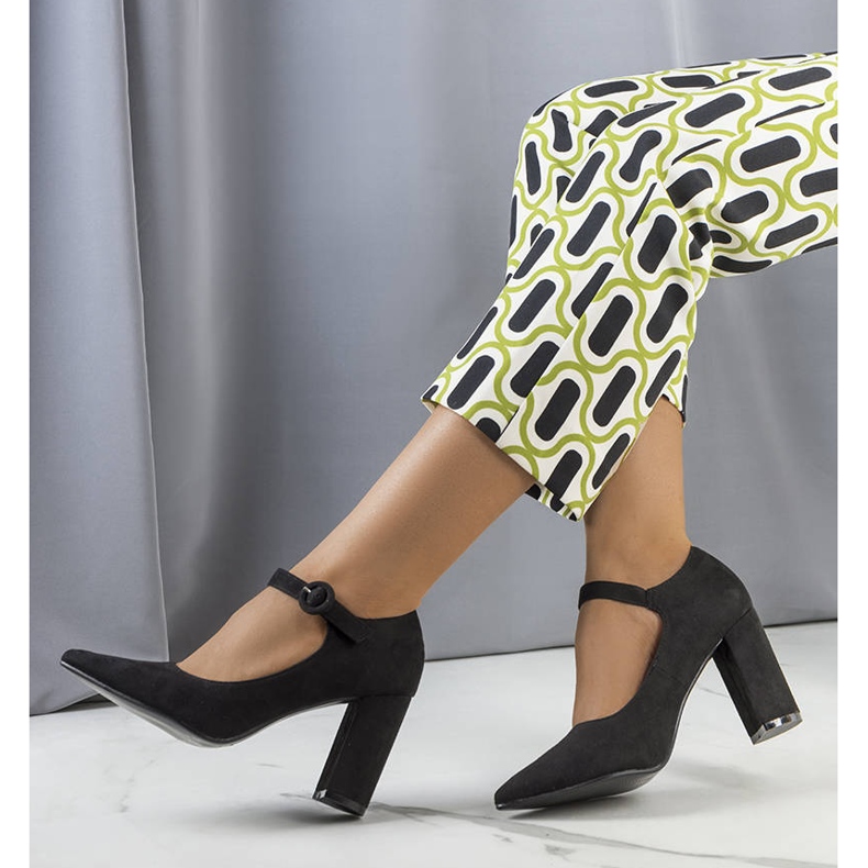 Pompe negre pe stâlpul Keller negru 1