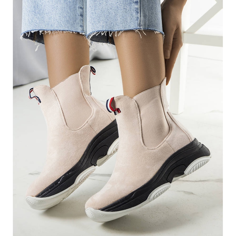 BM Cizme izolate bej Takani 1