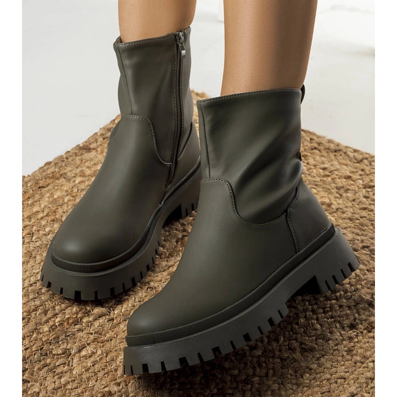 Cizme izolate verde busuioc 1