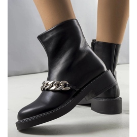 Cizme izolate negre de la Larion negru 1 Cizme izolate negre de la Larion negru 1