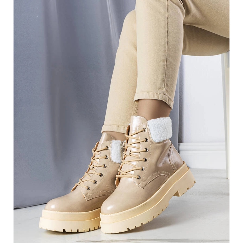 Cizme izolate bej cu piele de oaie de la Bryas 1