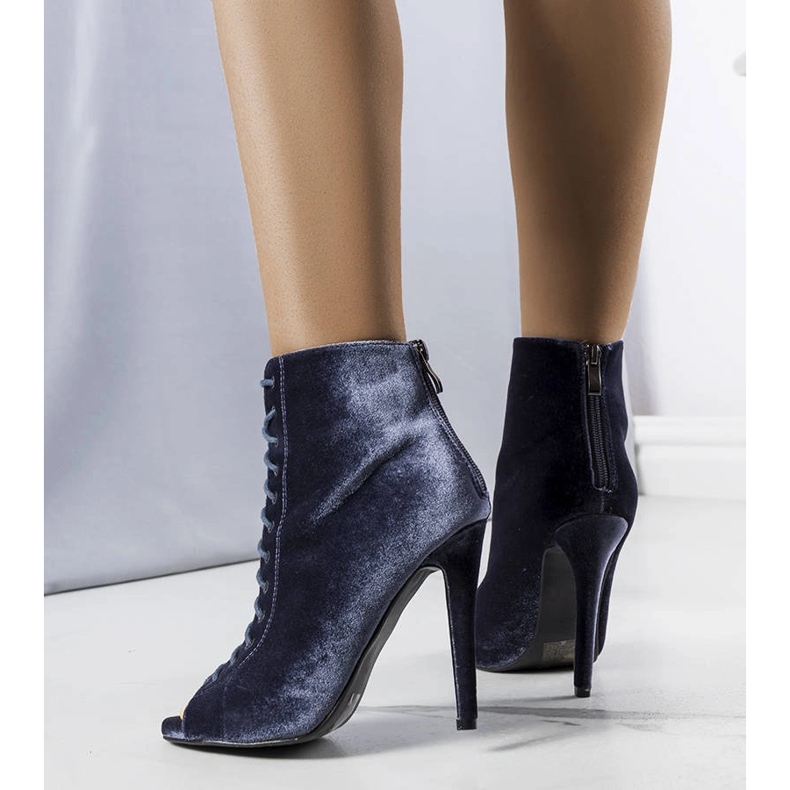 Ace gri elegante cu o cană de Amora 1