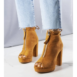 BM Cizme cu toc camel de la Payto maro 1 BM Cizme cu toc camel de la Payto maro 1