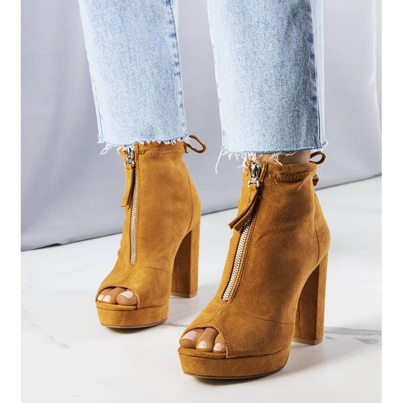 BM Cizme cu toc camel de la Payto maro 1 BM Cizme cu toc camel de la Payto maro 1