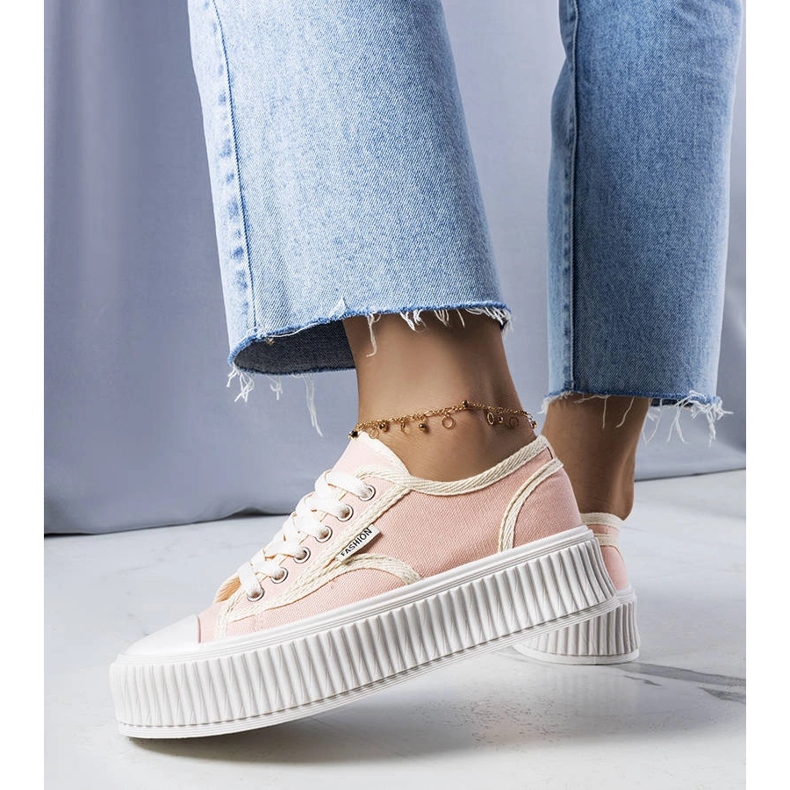 Adidașii cu platformă roz ai lui Connie 1