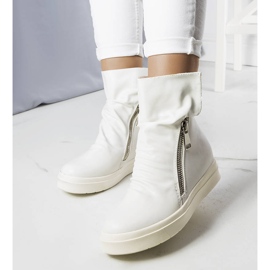 PA1 Cizme cu pană albe de la Monique 1 PA1 Cizme cu pană albe de la Monique 1