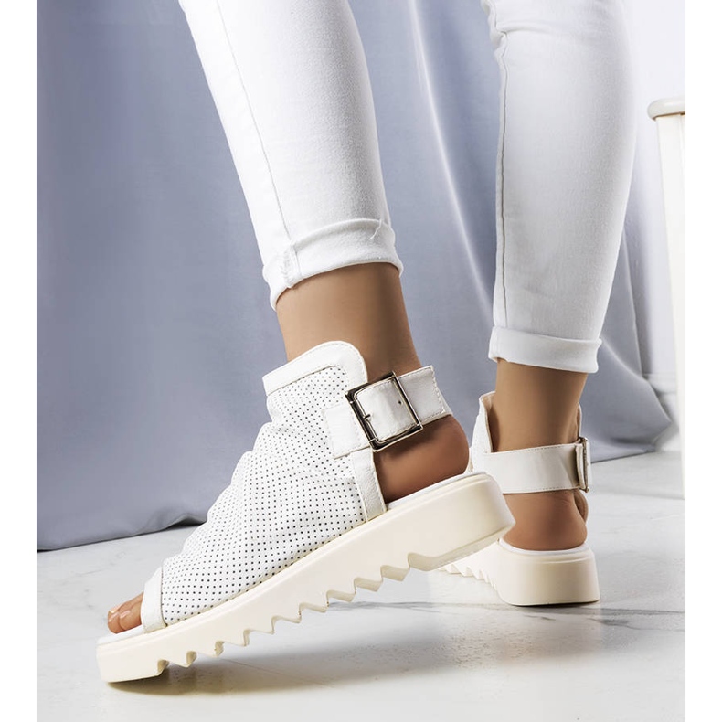 PA1 Sandale albe ajurate de la Beulah 1