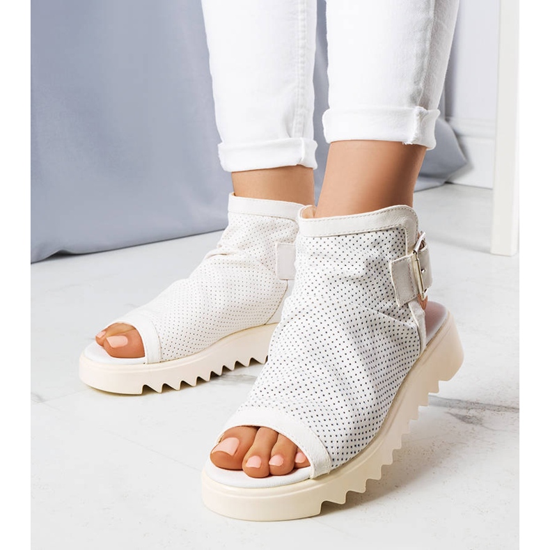 PA1 Sandale albe ajurate de la Beulah 2