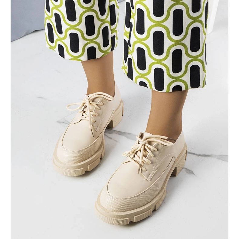 Pantofi bej cu talpă masivă de la Kay 1