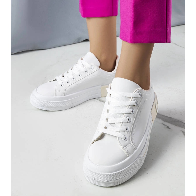 Adidași albi și bej decorați cu inscripția Nora 1