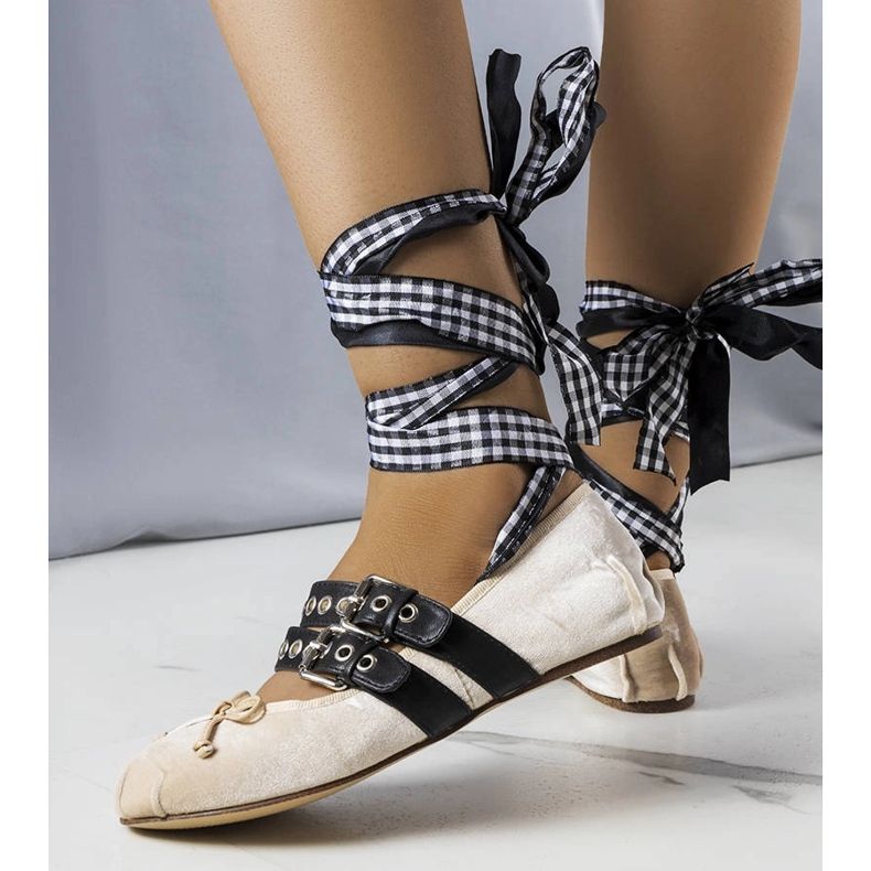 Balerini bej prinși cu cataramă Boutot 1