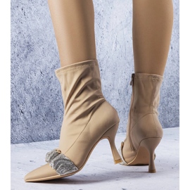 Cizme bej decorate cu strasuri de la Caisse 1