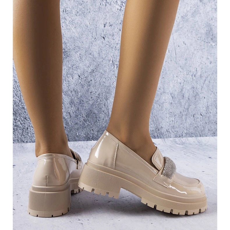 Brogue lăcuită bej cu zirconii cubi de la Mouss 1