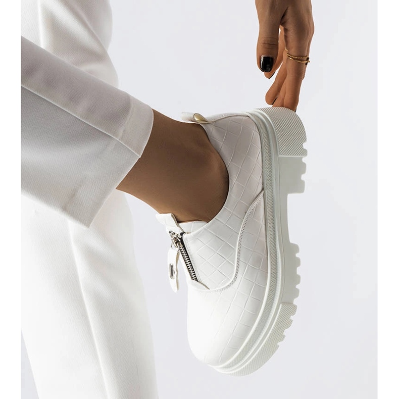 Brogue albe decorate cu relief Travers 1