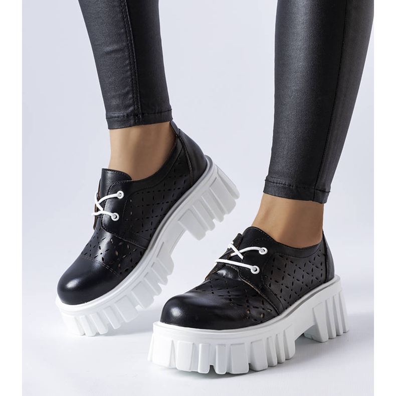 Pantofi negri ajurati masivi de la Camus negru 1 Pantofi negri ajurati masivi de la Camus negru 1