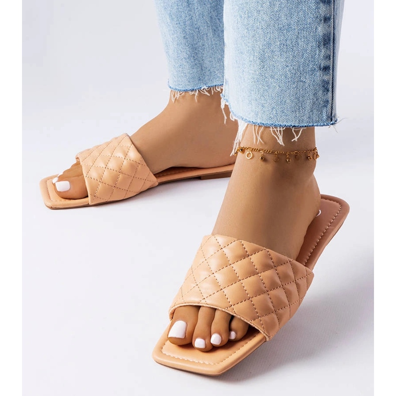 Papuci eleganti roz cu matlasare de la Labrie 1 Papuci eleganti roz cu matlasare de la Labrie 1