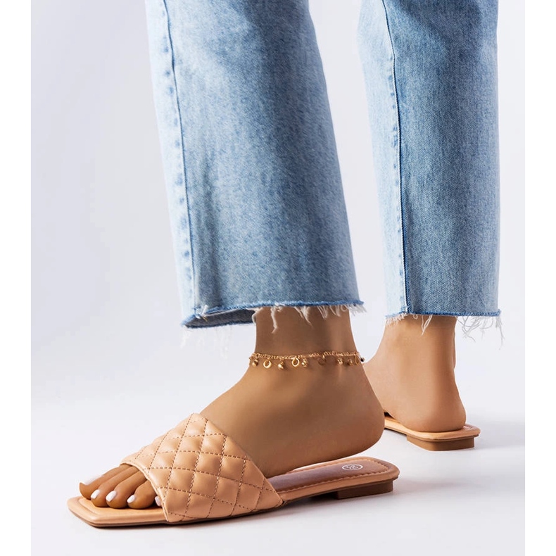 Papuci eleganti roz cu matlasare de la Labrie 2 Papuci eleganti roz cu matlasare de la Labrie 2