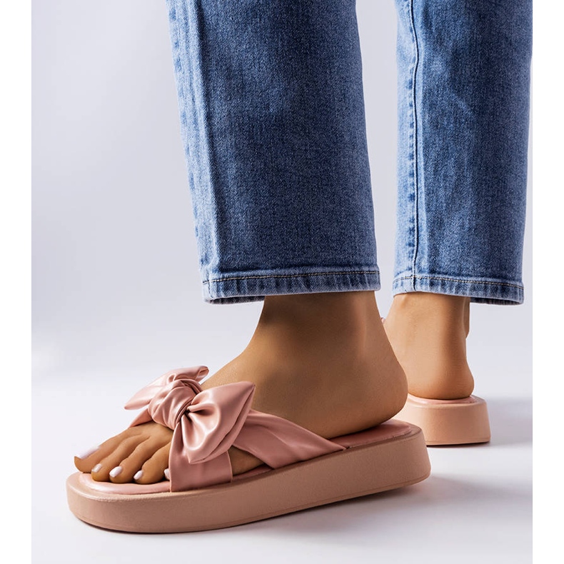 Sandale roz cu platformă cu fundă de la Edvard 2 Sandale roz cu platformă cu fundă de la Edvard 2