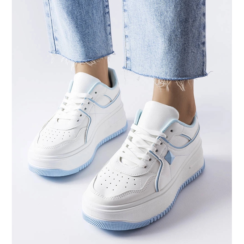 Tenisi albi și albaștri pe platforma Lepage 1