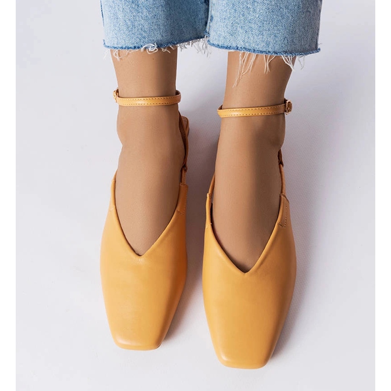 Sandale bej cu vârf închis 1