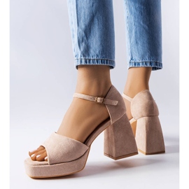 Sandale bej cu toc la modă de la Vinceza 1