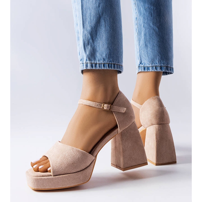 Sandale bej cu toc la modă de la Vinceza 1