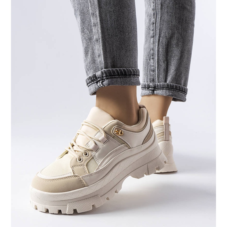 Pantofi jos bej cu protector de la Via 1