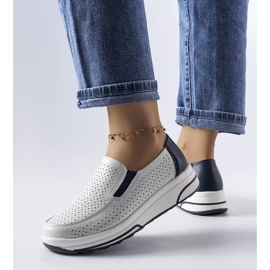 Pantofi albi din piele ajurata de la Aiglentina 1 Pantofi albi din piele ajurata de la Aiglentina 1