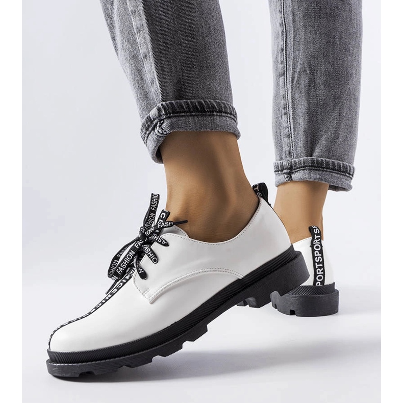 Brogues albi cu talpa contrastanta de la Hanifan 1