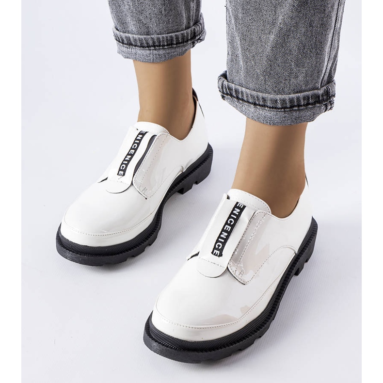 Pantofi Legget din piele lăcuită albă 1