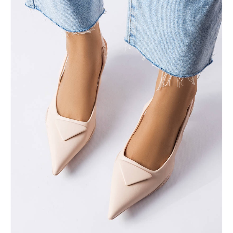 Sandale bej cu toc mic de la Gougeon 1