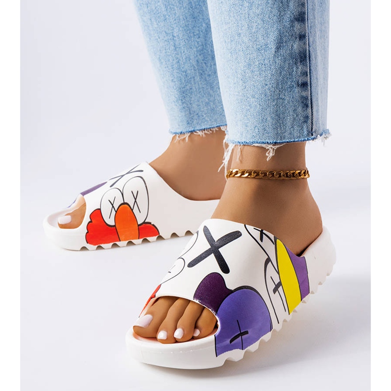 Papuci albi cu benzi de rulare și imprimeuri 1 Papuci albi cu benzi de rulare și imprimeuri 1