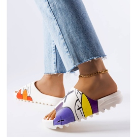 Papuci albi cu benzi de rulare și imprimeuri 2 Papuci albi cu benzi de rulare și imprimeuri 2