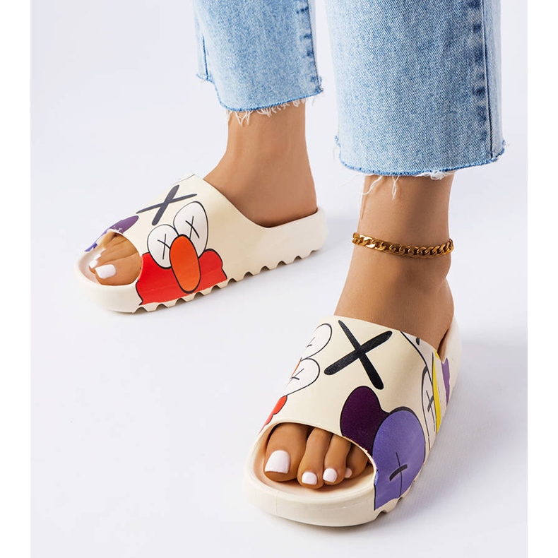 Sandale bej cu benzi de rulare și imprimeuri 1