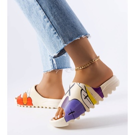 Sandale bej cu benzi de rulare și imprimeuri 2