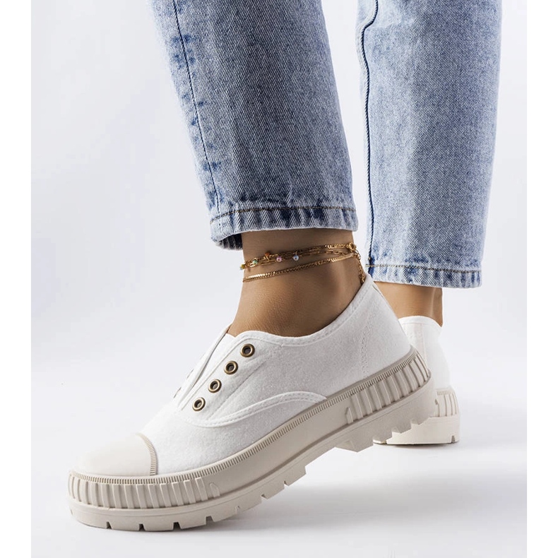 Adidasi albi de la Walton 1