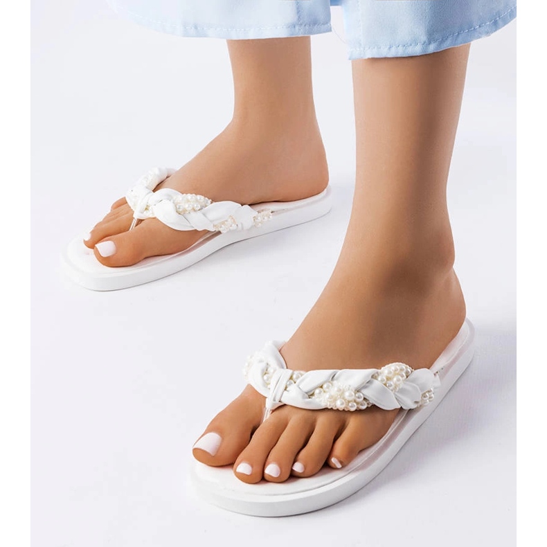 Flip-flops albi decorati cu perle de conifere 1