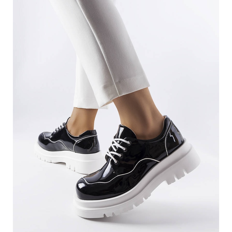 Brogues negri pe o talpă Cheshire masivă negru 1