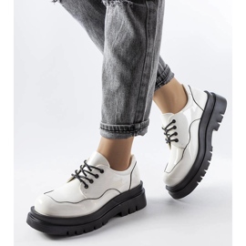 Brogues albe pe o talpă Cheshire masivă 1 Brogues albe pe o talpă Cheshire masivă 1