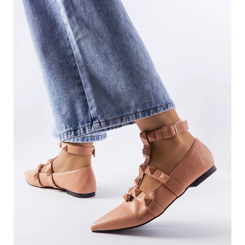 Balerini de culoare bej, cu un spectaculos dispozitiv de fixare Blur 1