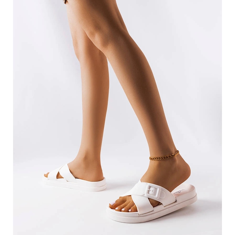 Glisoare de cauciuc alb cu cataramă de la Pauline 2