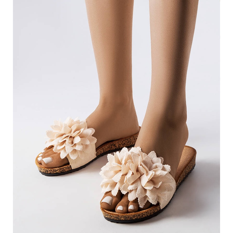 Papuci bej decorati cu flori Farland 1