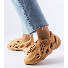 Papuci Julienne maro din spuma 1