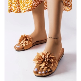 Papuci maro decorati cu flori Farland 1