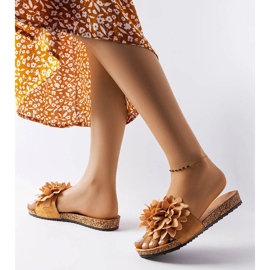 Papuci maro decorati cu flori Farland 2