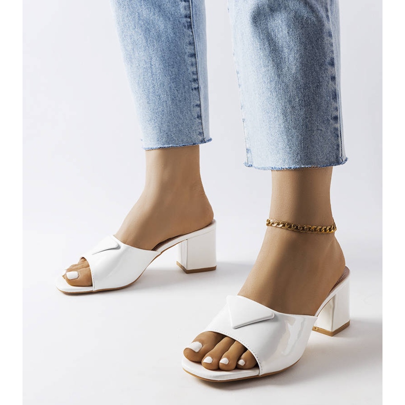 Clape lacuite în alb pe stâlpul Ramurii 1