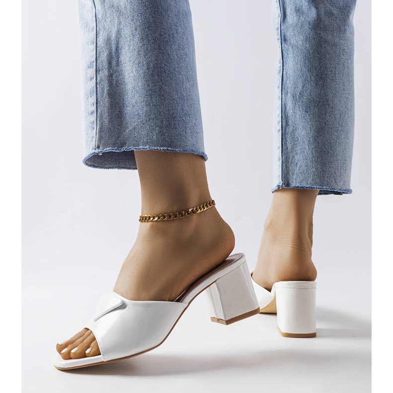 Clape lacuite în alb pe stâlpul Ramurii 2