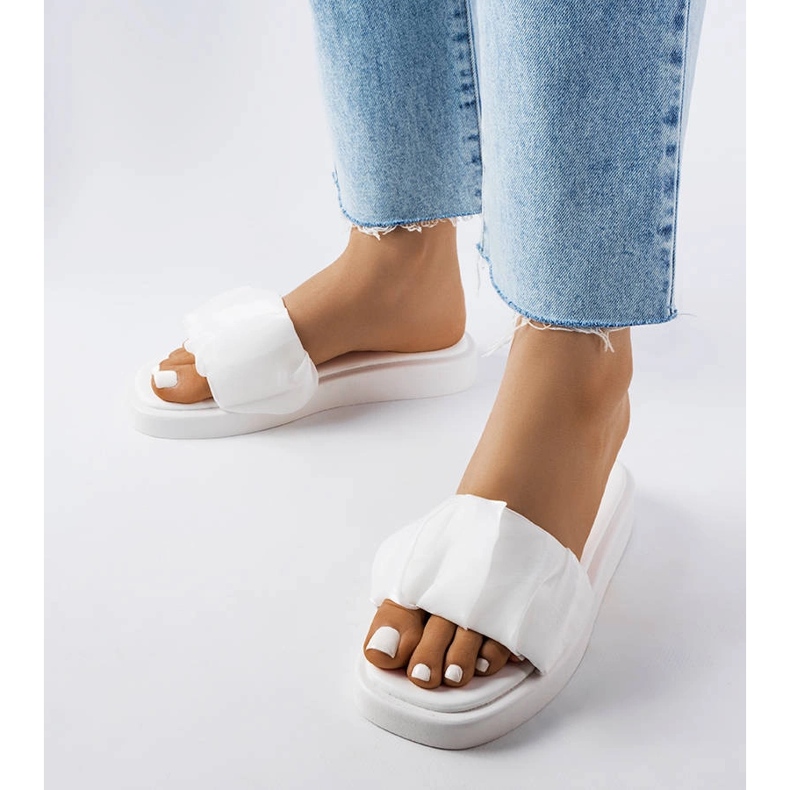 Glisoare albe decorate cu volane Boulevard 1